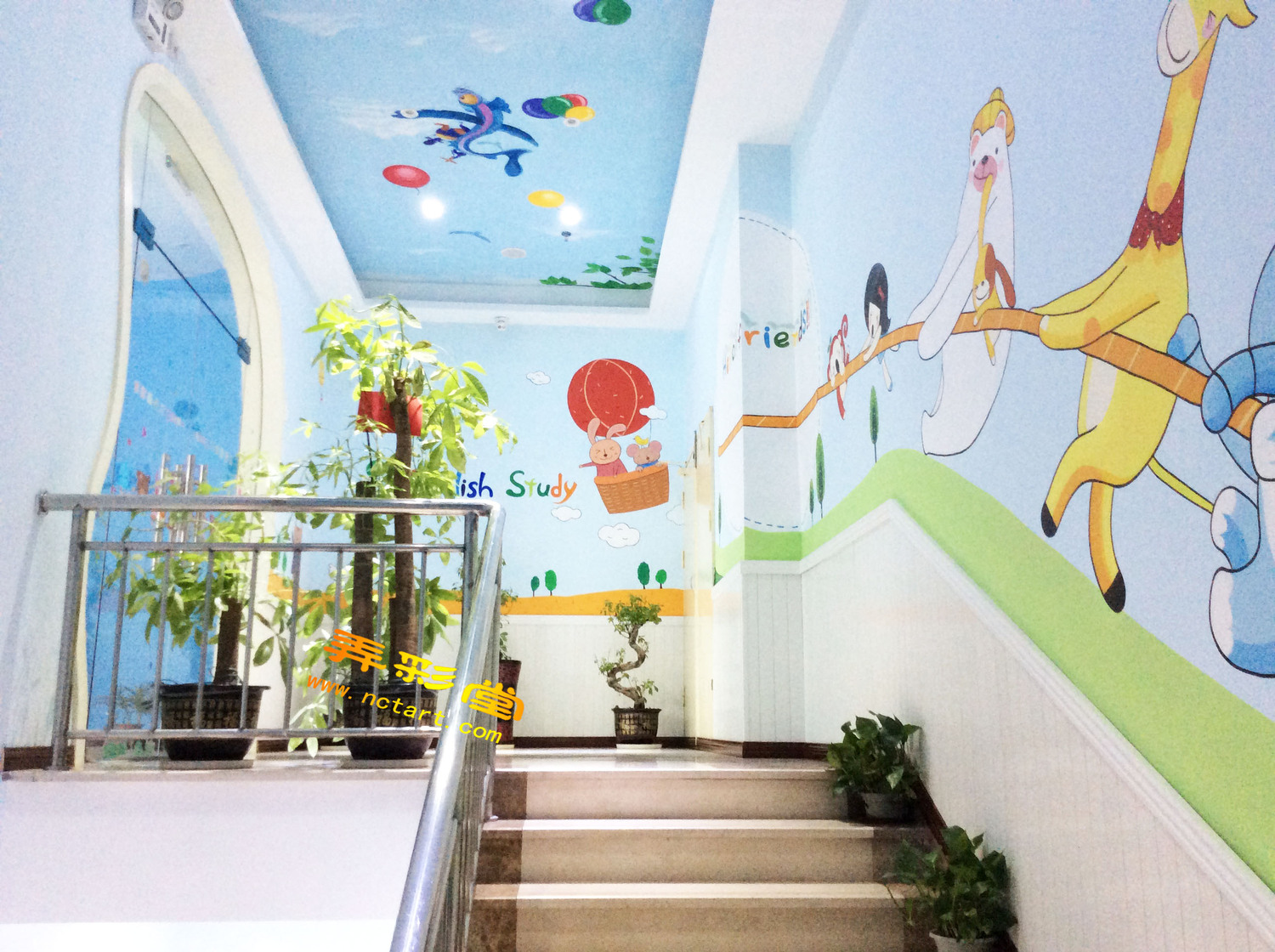 进入幼儿园需要上二楼,楼梯两边的墙绘素材跟教室的风格统一,我们用
